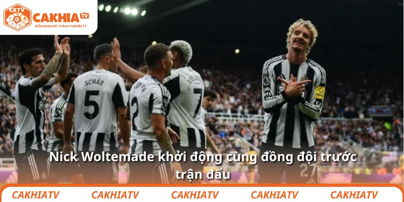 Nick Woltemade khởi động cùng đồng đội trước trận đấu