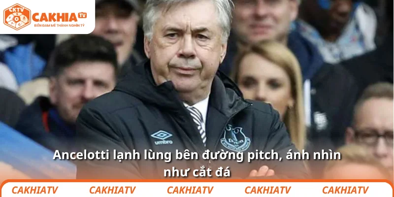 Ancelotti lạnh lùng bên đường pitch, ánh nhìn như cắt đá